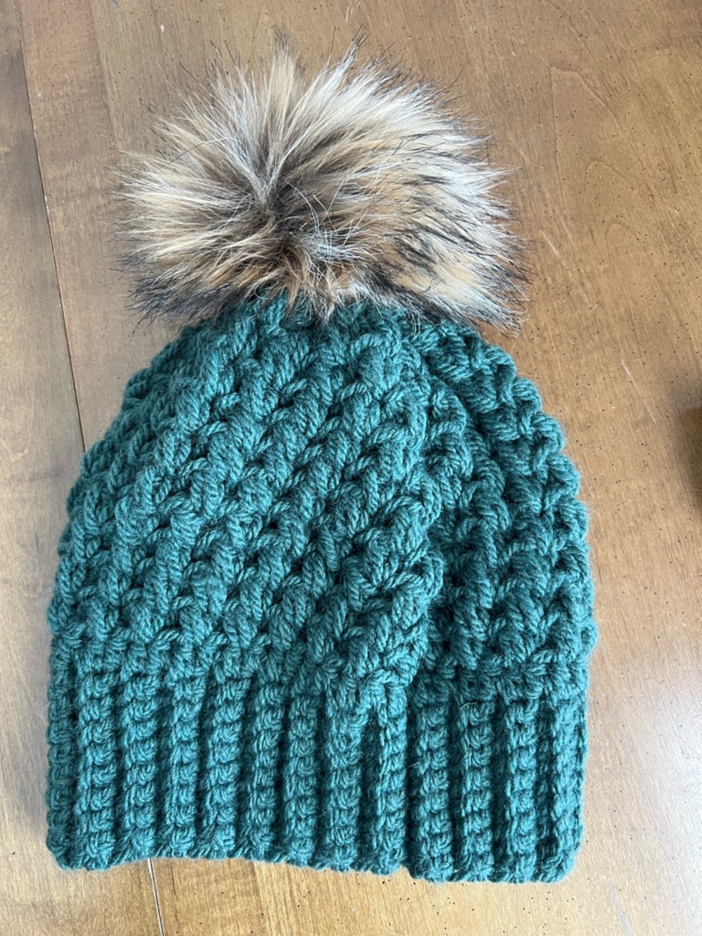 KROCHET by Krystle Handmade Green Knit Beanie w/removable Faux Fur‎ Pom NWT Sz M